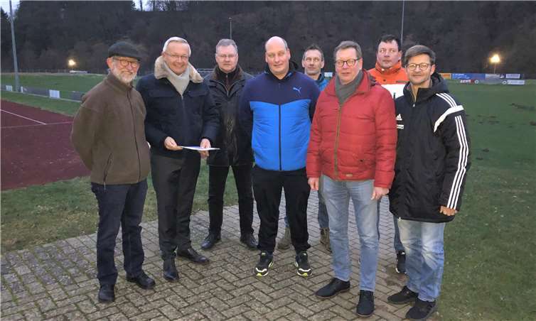 Josef Hoß (VfL Waldbreitbach), Landrat Achim Hallerbach, 1. Beigeordneter Viktor Schicker, Wolfgang Krumscheid (SG Wiedtal Niederbreitbach), Frank Reuschenbach (WFC), Ortsbürgermeister Martin Lerbs, Manuel Hardt (WFC), Ulli Buhr (Vors. WFC)Foto: privat