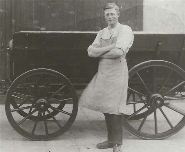 Josef Jammel, Initiator der Ahrweiler Parteiorganisation, als junger Meister des Stellmacherhandwerks vor seinem Meisterstück, einem Erntewagen. Fotos: privat