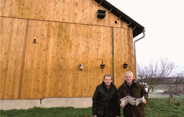 Josef Jüssen und Peter Meyer vor der voll ausgestatteten Artenschutzscheune. NABU