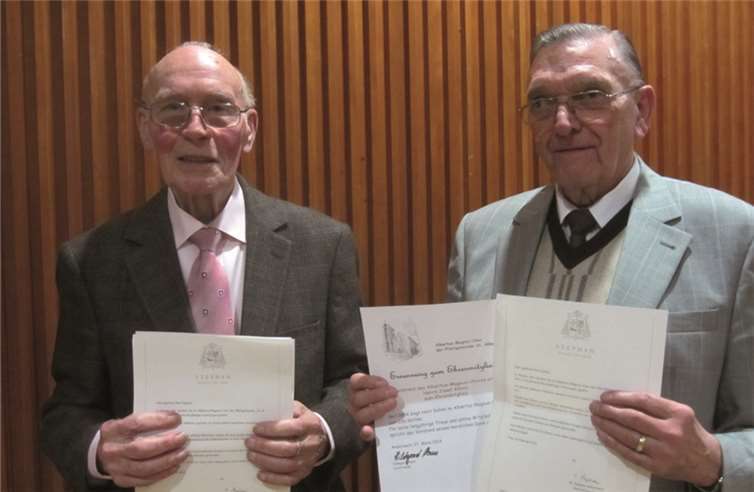 Josef Kappes (links) und Josef Kohns sind nun Ehrenmitglieder des Albertus-Magnus-Chores Andernach.privat