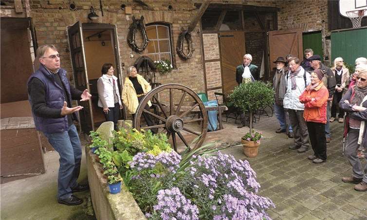 Josef Kemp erläutert seine Arbeit als Holzkünstler.privat