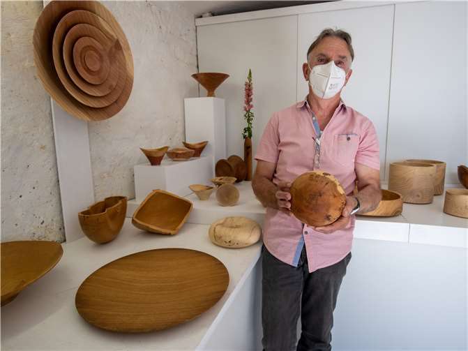 Josef Kemp zeigt bei der Ausstellung gelungene Holzkunstwerke.