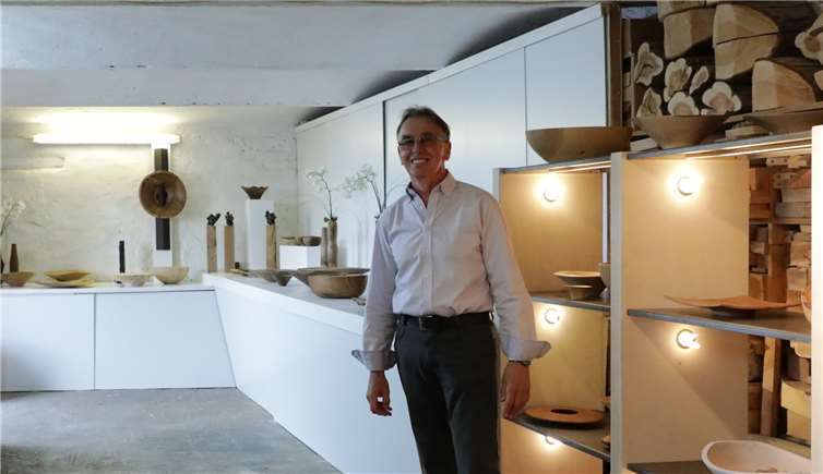 Josef Kemp zeigt eigene Werke, in denen Kunst und Handwerk vereint sind.CEW