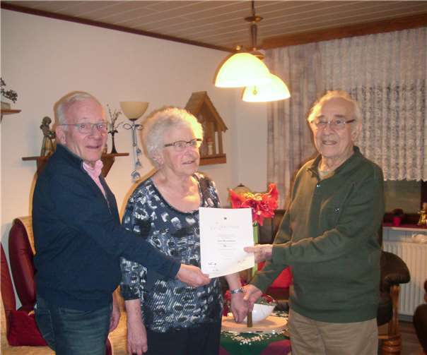 Josef Kesselheim empfängt zuhause eine Ehrenurkunde als ältestes Mitglied der Kolpingsfamilie im Beisein seiner Ehefrau Marlene.Foto: privat
