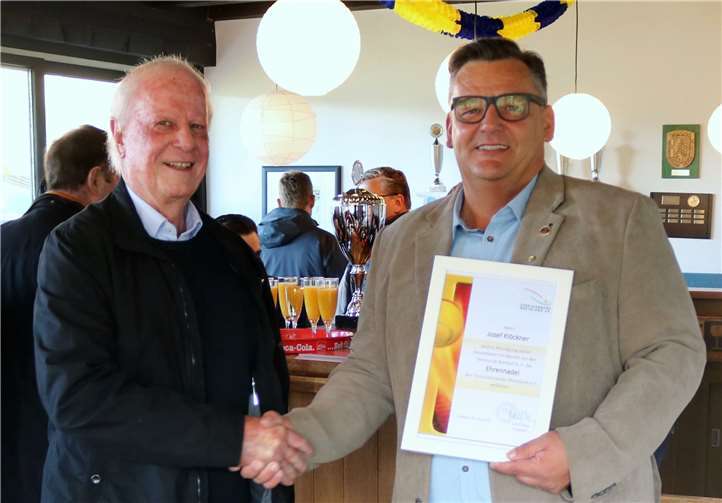 Josef Klöckner erhielt die Ehrennadel des Tennisverbands Rheinland. Foto: privat