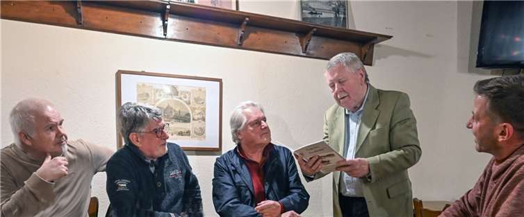 Josef Kretzer unter Freunden und Zuhörern bei der Vorstellung des Buches  Foto: Heinz Mohr