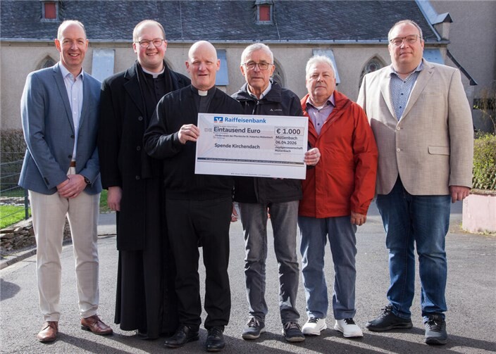 Josef Lanser (3. v. re.) überreichte Dekan Michael Wilhelm (3. v. li.) einen Spendenscheck über 1.000 Euro für das sanierungsbedürftige Kirchendach. Ortsbürgermeister Marco Labonte (1. v. re.) unterstützte die Spende an den Förderverein der Kirche ebenfalls.