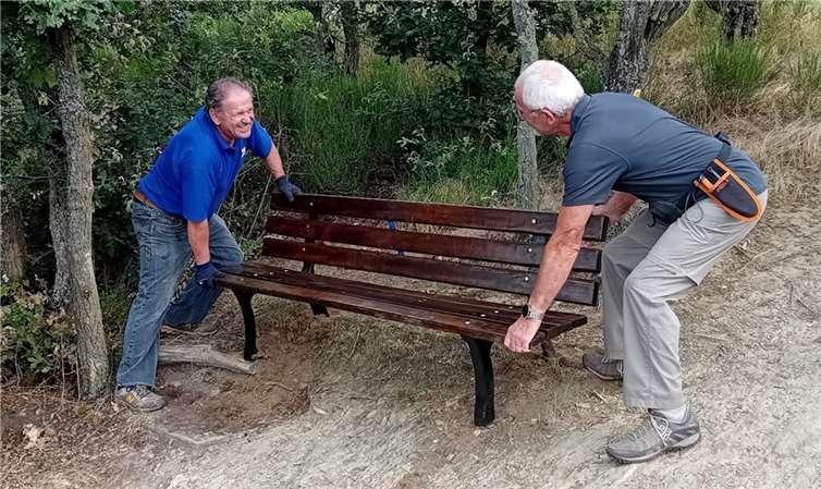 Josef Marx und Hermann Nördershäuser beim Aufstellen der Bank nach der Reparatur.  Fotos: privat