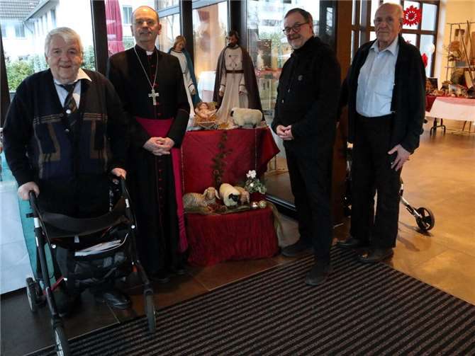 Josef Niethen (links) und Rudolf Niethen (rechts) führen den Trierer Weihbischof Rober Brahm (Zweiter v. links) durch ihre Krippenausstellung in der Villa Maravilla in Bad Bodendorf, die von Harald Monschau und seinem Sohn geleitet wird.  Foto: Bistum Trier/Julia Fröder