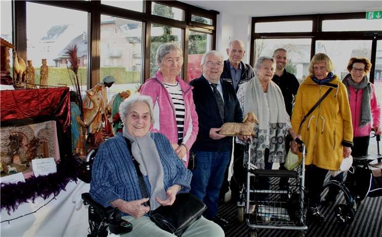 Josef Niethen und Franz-Rudolf Niethen (Dritter und Vierter von links), freuten sich im Rahmen der offiziellen Eröffnung ihrer Krippen-Ausstellung im Haus „Maravilla“ in Bad Bodendorf über die ersten Gäste. Foto: DU