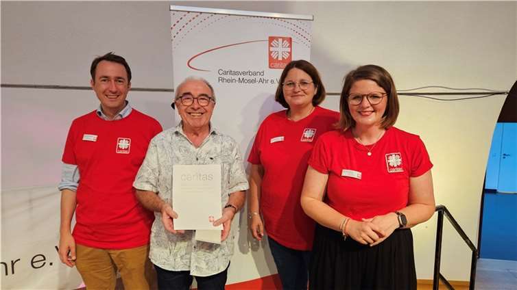 Josef Nonn wurde für 50 Jahre ehrenamtliches Engagement im Projekt „Essen auf Rädern“ in Andernach und der Pellenz geehrt (v.l.): Christian von Wichelhaus, Josef Nonn, Christiane Böttcher und Ann-Cathrin Zinken.  Fotos: Lena Schmickler