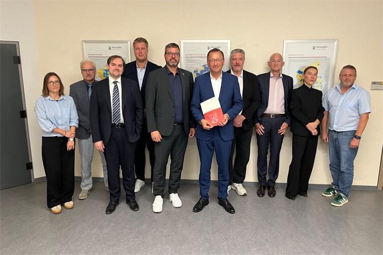 Josef Oster (6. von links) tauschte sich mit dem StaLa-Präsidenten Marco Ludwig (5. von links) und mehreren Abteilungsleitern in Bad Ems aus. 