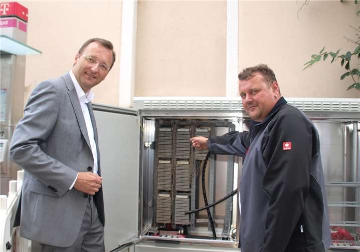 Josef Oster (Bürgermeister der Verbandsgemeinde Bad Ems) bekam interessante Einblicke in einen der vielen Multifunktionsgehäuse von Marko Röhr (Bauleiter / Hoch- Tiefbau Fa.Bergert). (v.l.)