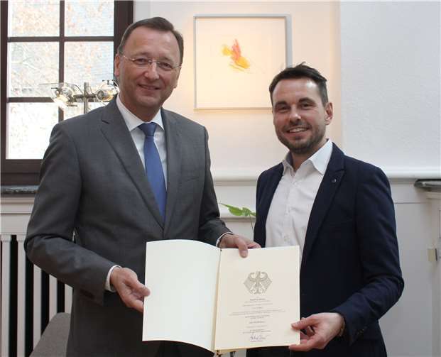 Josef Oster, MdB (li.) und OB David Langner bei der Übergabe des Förderbescheids.Quelle: Stadt Koblenz