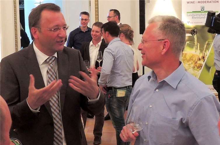 Josef Oster (MdB) und Landrat Frank Puchtler (re.) nutztendie Gelegenheit, sich in lockerer Atmosphäre auszutauschen.