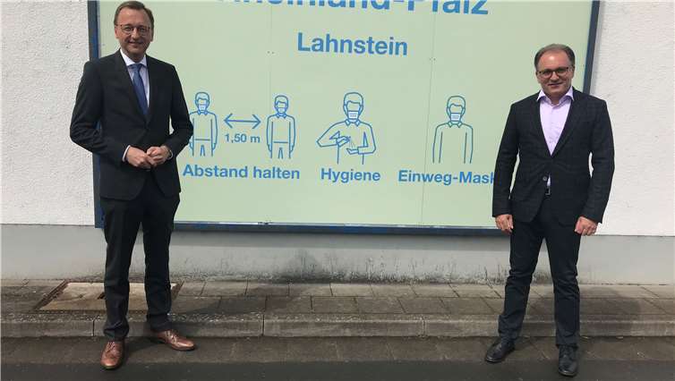 Josef Oster, MdB und Thomas Becher – Lahnsteiner Oberbürgermeisterkandidat – vor dem Impfzentrum in Lahnstein.Quelle: CDU Lahnstein