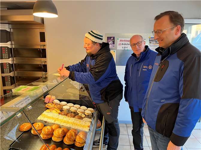 Josef Oster begleitet eine Tour bei der Tafel Koblenz. Foto: Michaela Cetto/Büro Josef Oster