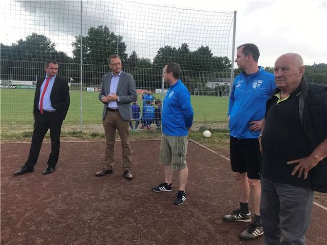 Josef Oster bei seinem Termin auf dem Sportgelände. Foto: privat