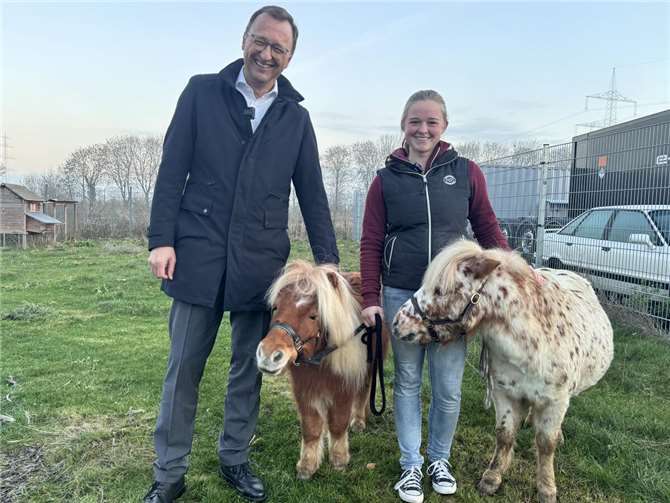 Josef Oster beim Besuch von Linda Klöppel und den Shetland-Ponys Willi und Hansi in Kettig.  Fotos: privat