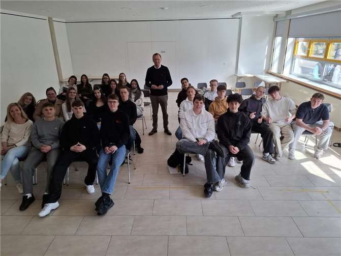 Josef Oster führte zwei lebendige Diskussionsrunden mit den beiden 10.Klassen und den Oberstufenklassen der Jahrgangsstufe 12. Foto: Realschule plus und Fachoberschule Untermosel