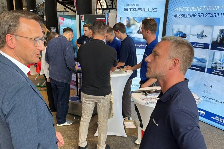 Josef Oster hakte nach an den Messeständen: Wie hoch ist das Interesse der Jugendlichen? Das Team von Stabilus konnte zahlreiche Kontakte knüpfen. Ob daraus Ausbildungsverträge entstehen, bleibt abzuwarten.