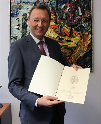 Josef Oster hat im Bundeministerium für Verkehr und digitale Infrastruktur eine Förderurkunde erhalten. Quelle: Büro von Josef Oster