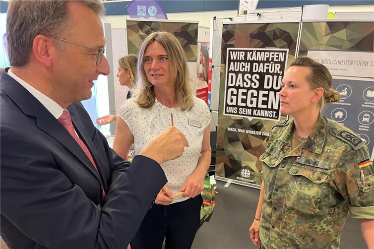Josef Oster informierte sich bei den Vertreterinnen der Bundeswehr über berufliche Perspektiven.