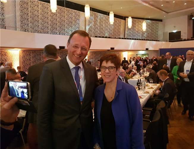 Josef Oster mit Annegret Kramp-Karrenbauer, das Foto wurde vor Ausbruch der Corona-Pandemie aufgenommen.Quelle: Büro von Josef Oster/Archiv