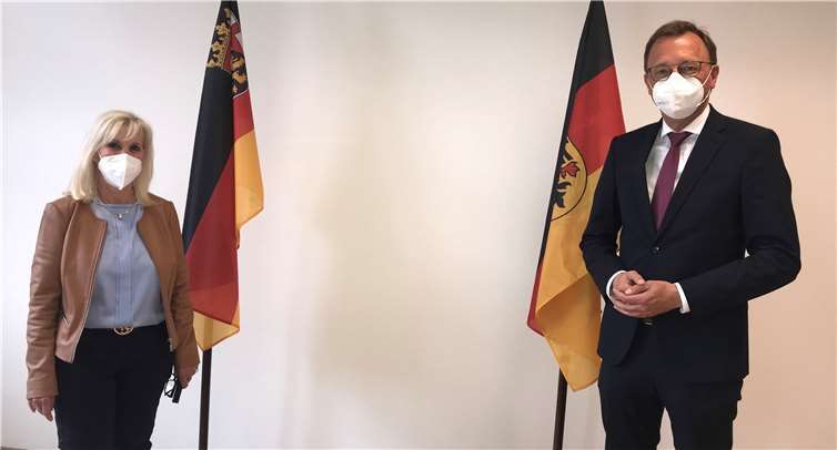 Josef Oster mit der Präsidentin des BAAINBw Gabriele Korb.Foto: privat