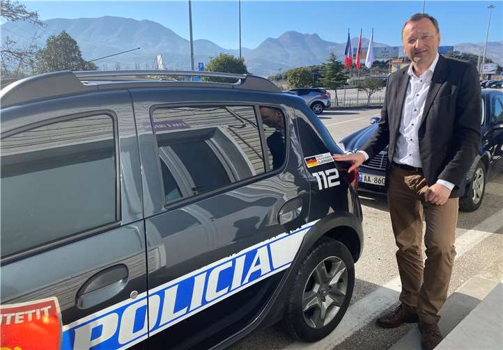 Josef Oster mit einem von Deutschland für Albanien bereitgestellten Polizeifahrzeug.Foto: privat