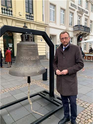 Josef Oster neben der Friedensglocke.  Foto: privat