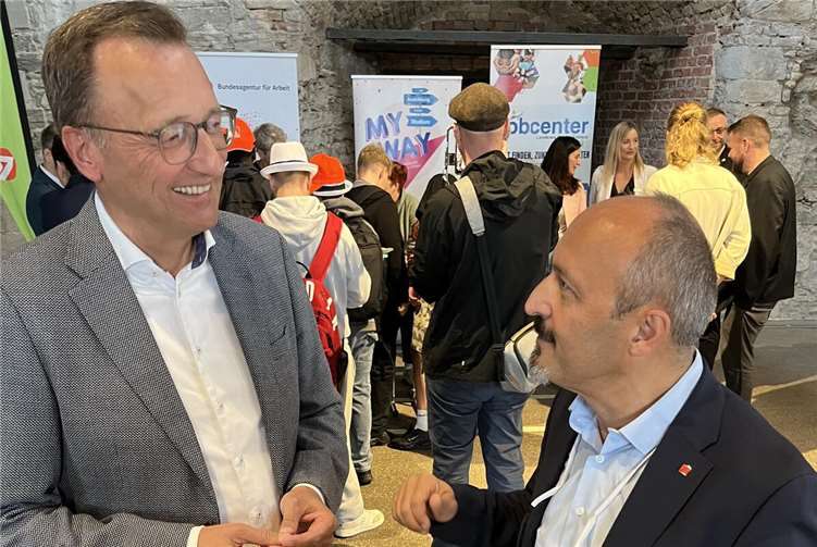 Josef Oster nutzt die Ausbildungsmesse für intensiven Austausch mit ausstellenden Unternehmern und dem IGM Koblenz Geschäftsführer Ali Yener (Bild 5, rechts).  Foto: Michaela Cetto