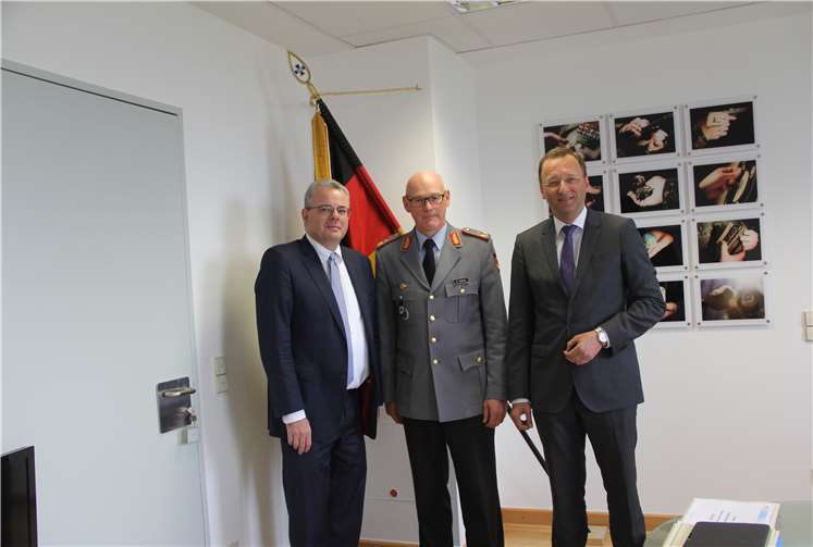 Josef Oster (re.) und sein Kollege Dr. Andreas Nick im Gespräch mit dem Kommandeur des „Zentrums Innere Führung“, Generalmajor Reinhardt Zudrop.privat