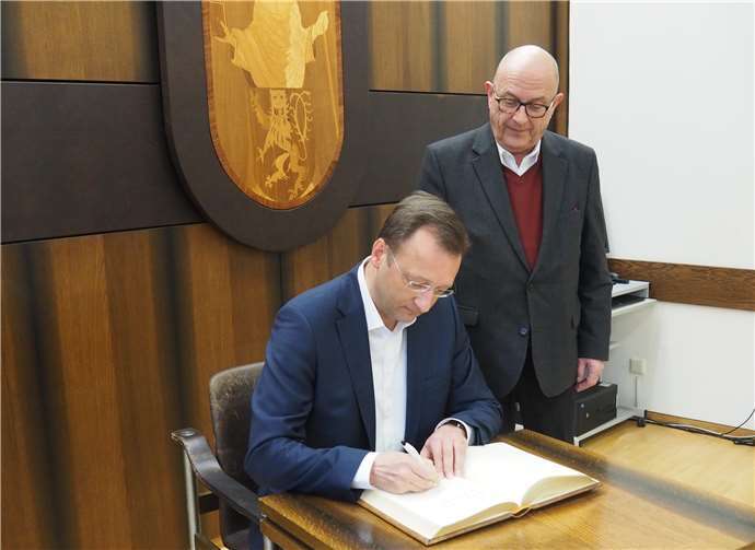 Josef Oster trug sich ins Goldene Buch der Stadt Bendorf ein.