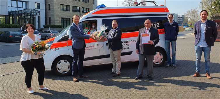 Josef Oster überreichte Viktoria Michel-Trapp und Benjamin Engel einen Blumenstrauß als Dankeschön.Quelle: Büro von Josef Oster