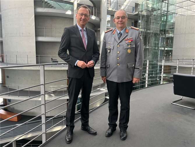 Josef Oster und Generalleutnant Mais.  Foto: Philip Rünz