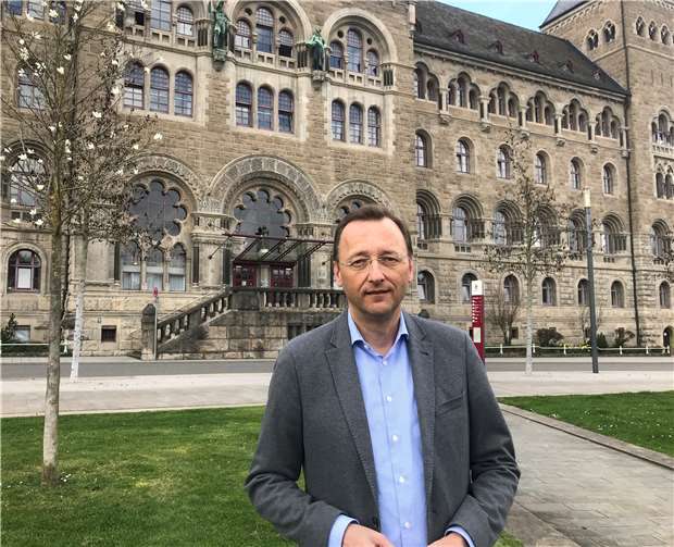 Josef Oster vor dem Koblenzer Behördenhaus.Quelle: Büro von Josef Oster