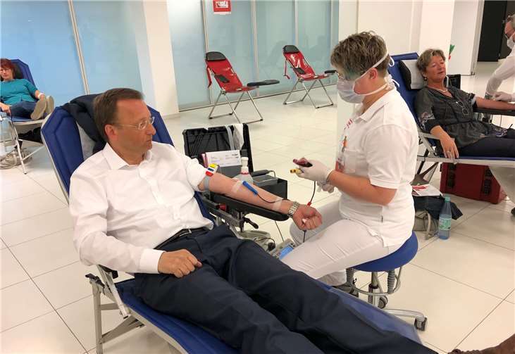 Josef Oster während der Blutspende.