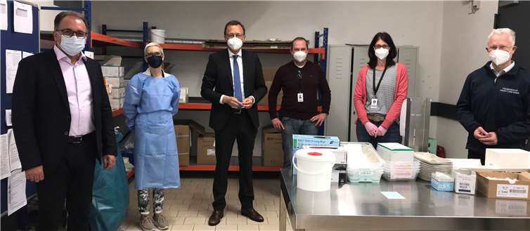 Josef Oster während seines Besuches im Lahnsteiner Impfzentrum mit Landrat Frank Puchtler und Lahnsteins CDU-Oberbürgermeisterkandidat Thomas Becher.Foto: privat