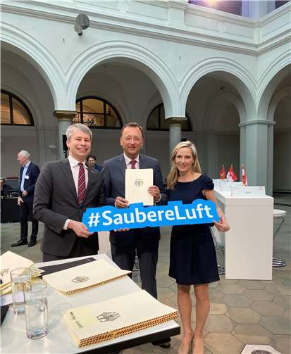 Josef Oster wurde die Förderurkunde für die Ökumenische Sozialstation Bendorf-Vallendar vom Parlamentarischen Staatssekretär Steffen Bilger überreicht.Foto: privat