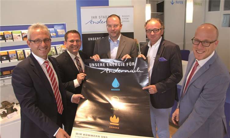 Josef Rönz, EVM Vorstandsvorsitzender, die Geschäftsführer Lars Hörnig und Jan Deuster, Oberbürgermeister Achim Hütten sowie Christian Schröder, EVM Prokurist (v.li.) bei der Vorstellung der Stadtwerke Andernach Energie GmbH. WAMFO.DE