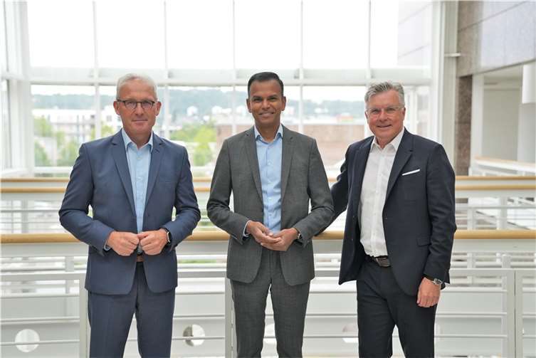 Josef Rönz (li.) und Bernd Wieczorek (re.) begrüßten ihren neuen Vorstandskollegen Mithun Basu an seinem ersten Arbeitstag.  Foto: Bjarne Schmidt/evm