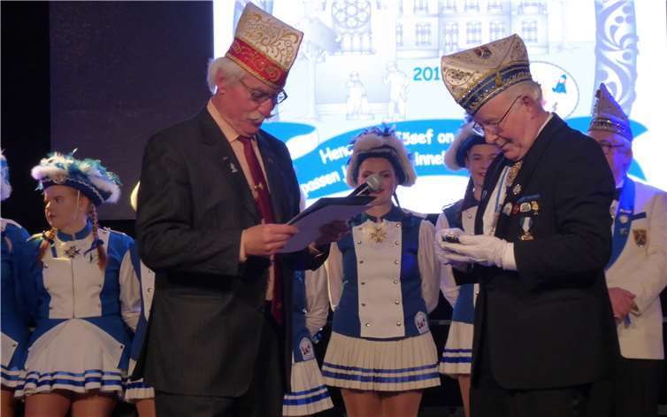 Josef Rosenstein nimmt die Verdienstmedaille in Gold am Bande entgegen.