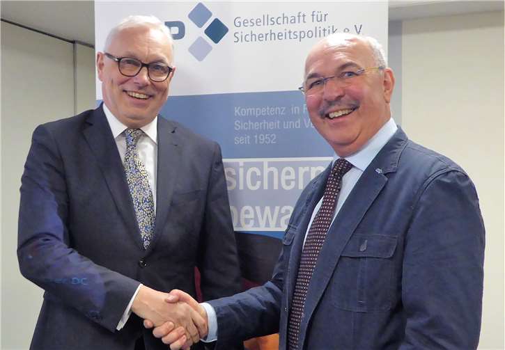 Josef Schmidhofer (r.) dankte im Namen der GSP dem Referenten für seinenebenso fundierten wie spannenden Vortrag. Foto: privat