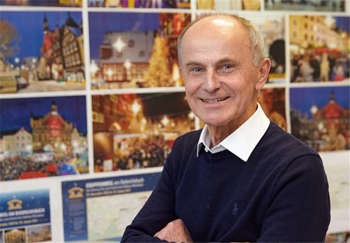Josef Schüller in seinem Büro vor Fotos mit dem Montabaurer Weihnachtszauber. Er sagt mit einem Augenzwinkern über sich selbst: „Ich fürchte, ich bin der älteste aktive Citymanager!“ Foto: privat