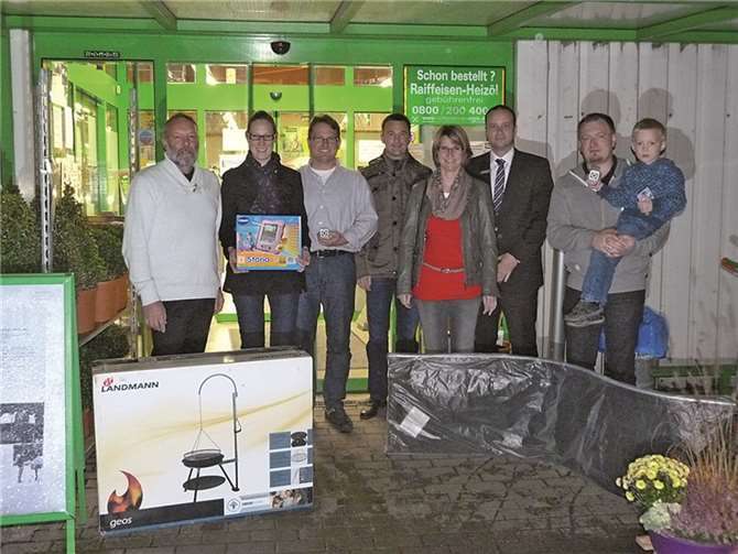 Josef Siepen, Verena Schäfer und Carsten Berke von der Raiffeisen Rhein-Ahr-Eifel Handelsgesellschaft mbH, Eheleute Zinken, Peter Bürvenich, Regionalmarktleiter der Raiffeisenbank Rheinbach Voreifel eG, und Jan Fröse mit Vater Viktor. privat