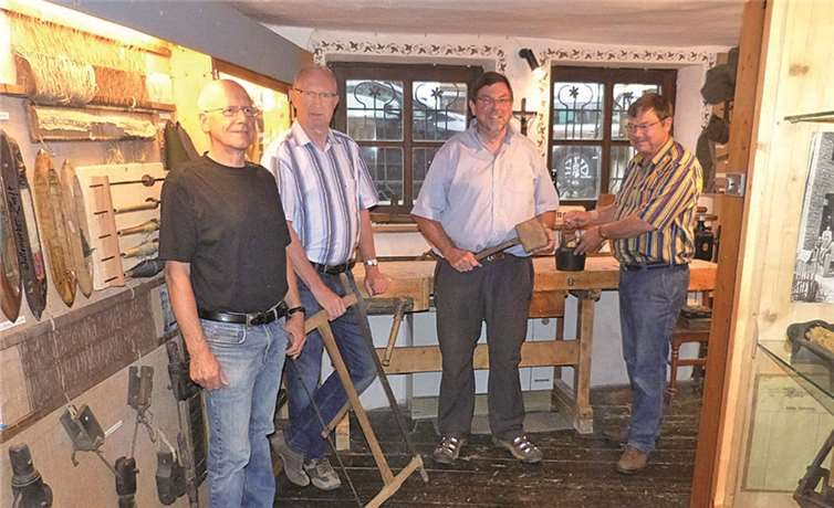 Josef Thelen, Werner Jüngling, Vors. Bernd Schiffarth, Richard Hammes (v.l.) vor der neuen Hobelbank mit den historischen Schreinerwerkzeugen. privat