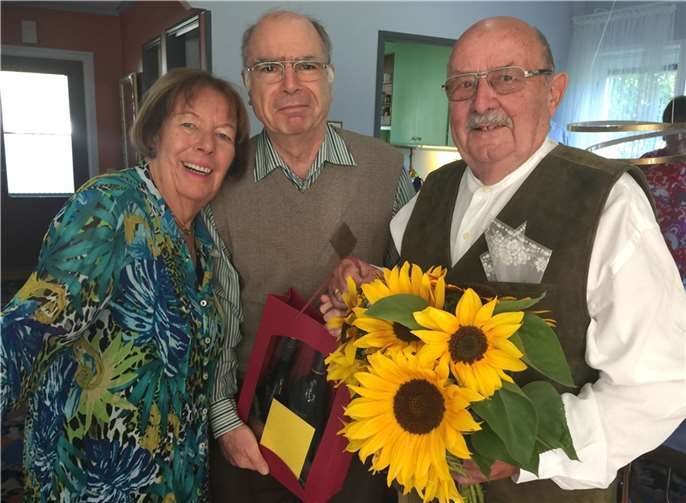 Josef Weich (Mitte) würdigte die Verdienste von Gisela und Gustl Richarz um den OGV.  Foto: Elisabeth Berg