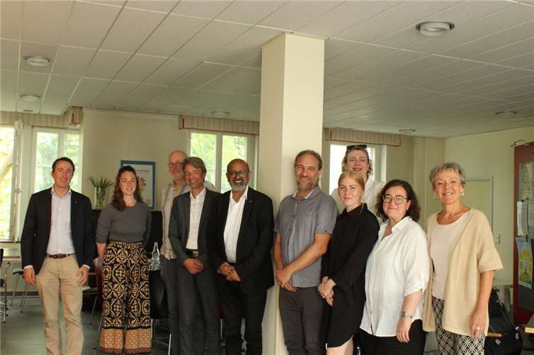 Stabile Finanzierung für PSZ Mayen gefordert  Josef Winkler (5. v. l.) zeigte sich beeindruckt vom Engagement der PSZ-Mitarbeitenden.  Foto: Christina Bock