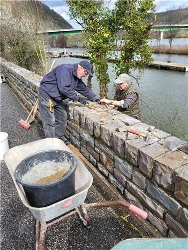 Josef und Leo Weber in Löf. Foto: Johannes Liesenfeld